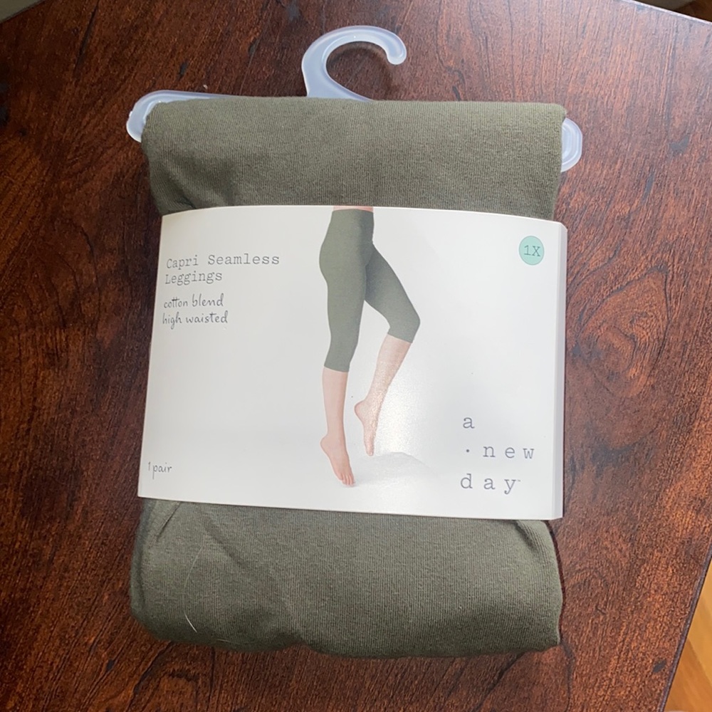 NWT Women’s 1x Seamless Capri Leggings